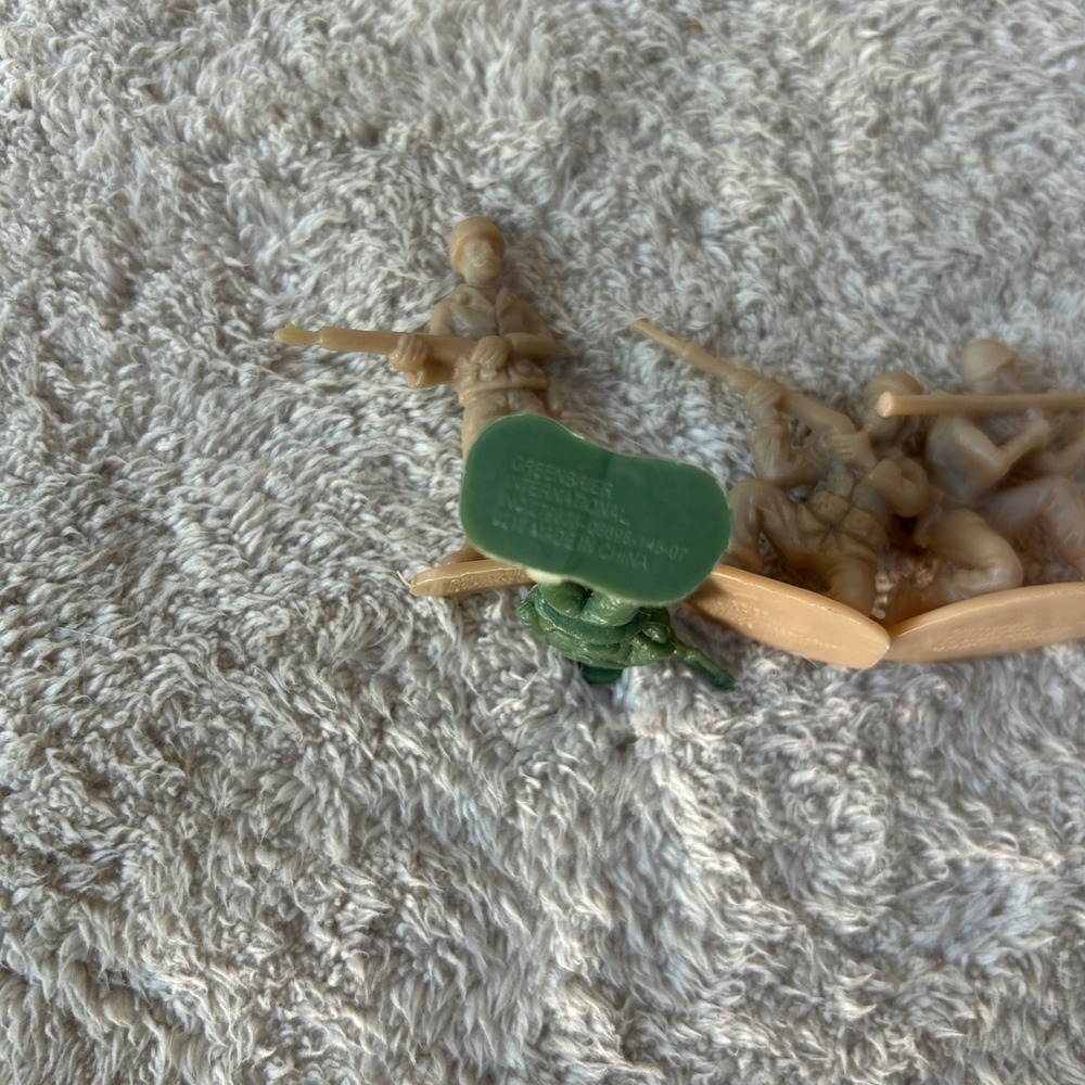 Greenbrier International Plastic Toy Soldiers Mixed Lot Tan and Green 4pc - Picture 4 of 4